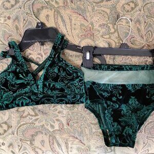 Details Dancewear green velvet two piece dance set medium child